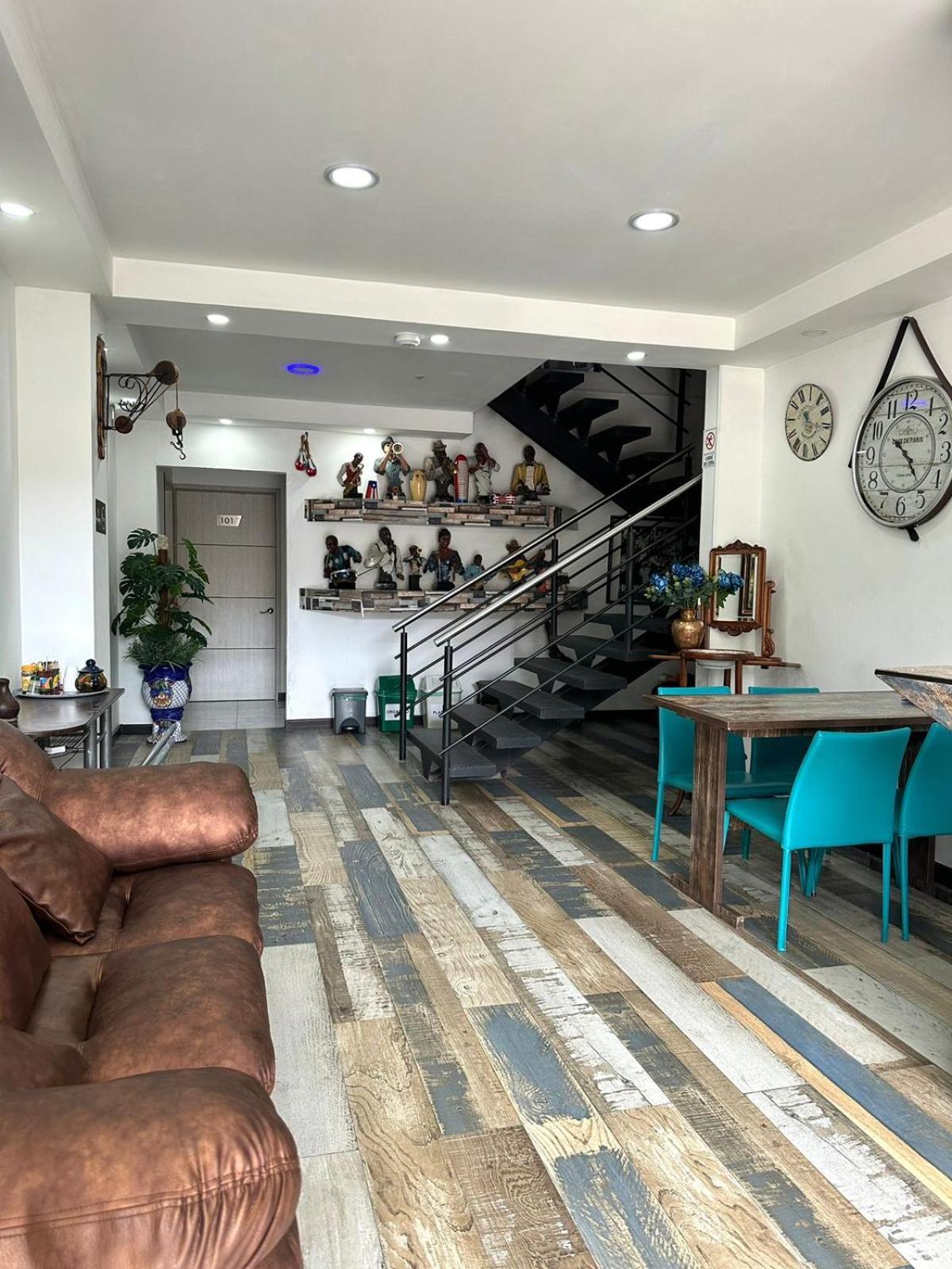 Hotel Los Maderos Кали Екстериор снимка