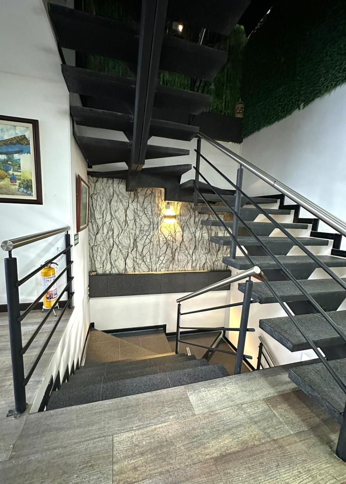 Hotel Los Maderos Кали Екстериор снимка