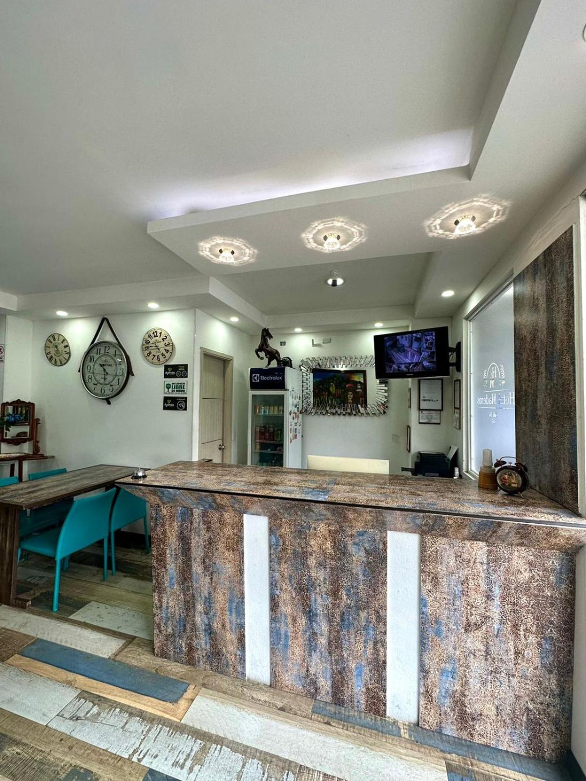 Hotel Los Maderos Кали Екстериор снимка