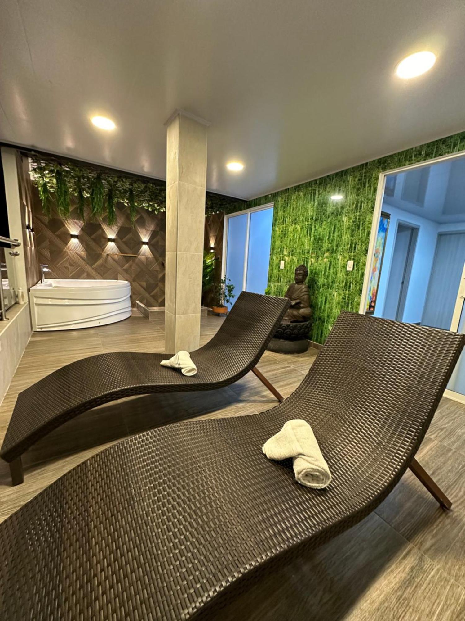 Hotel Los Maderos Кали Екстериор снимка