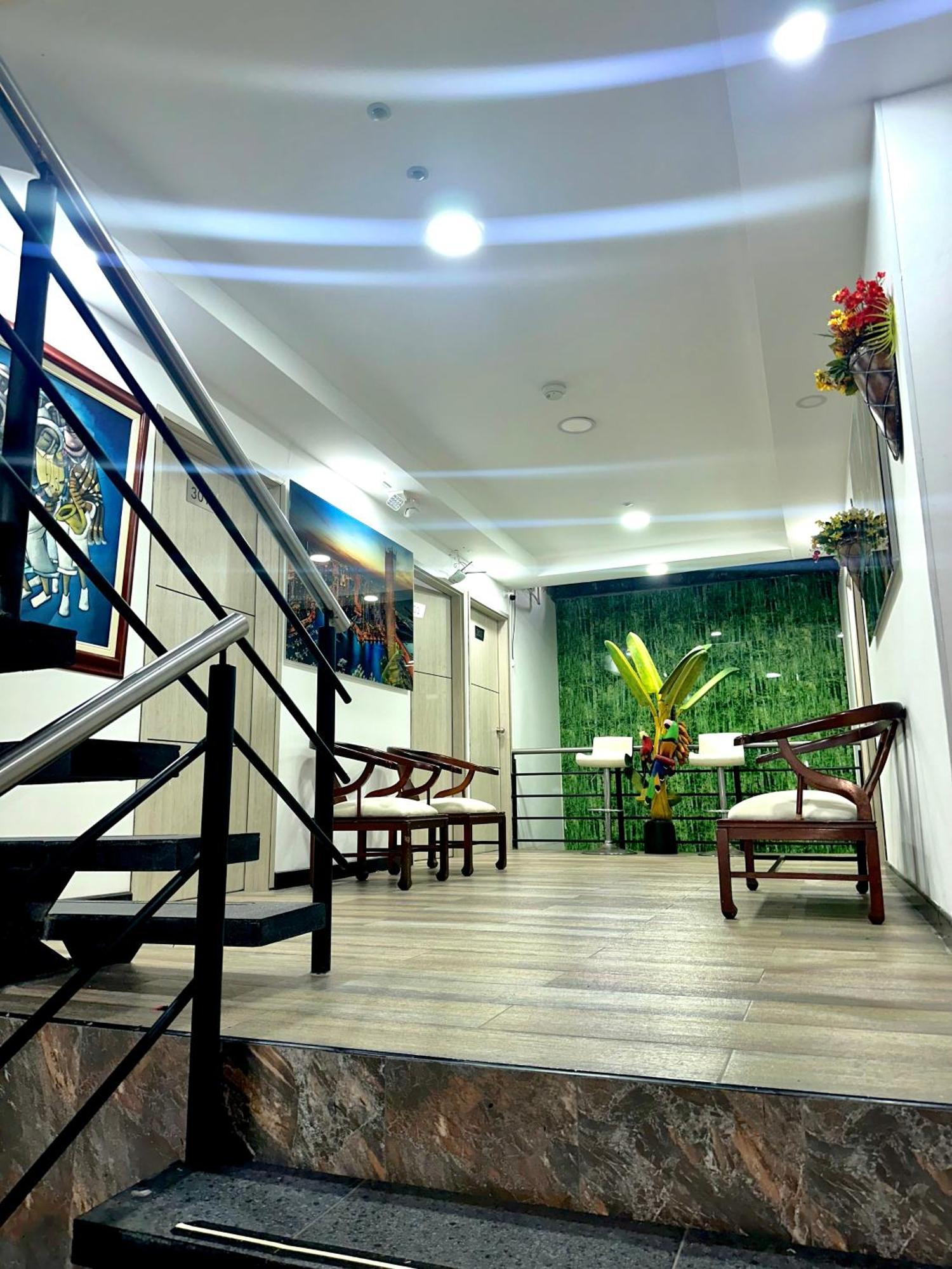 Hotel Los Maderos Кали Екстериор снимка