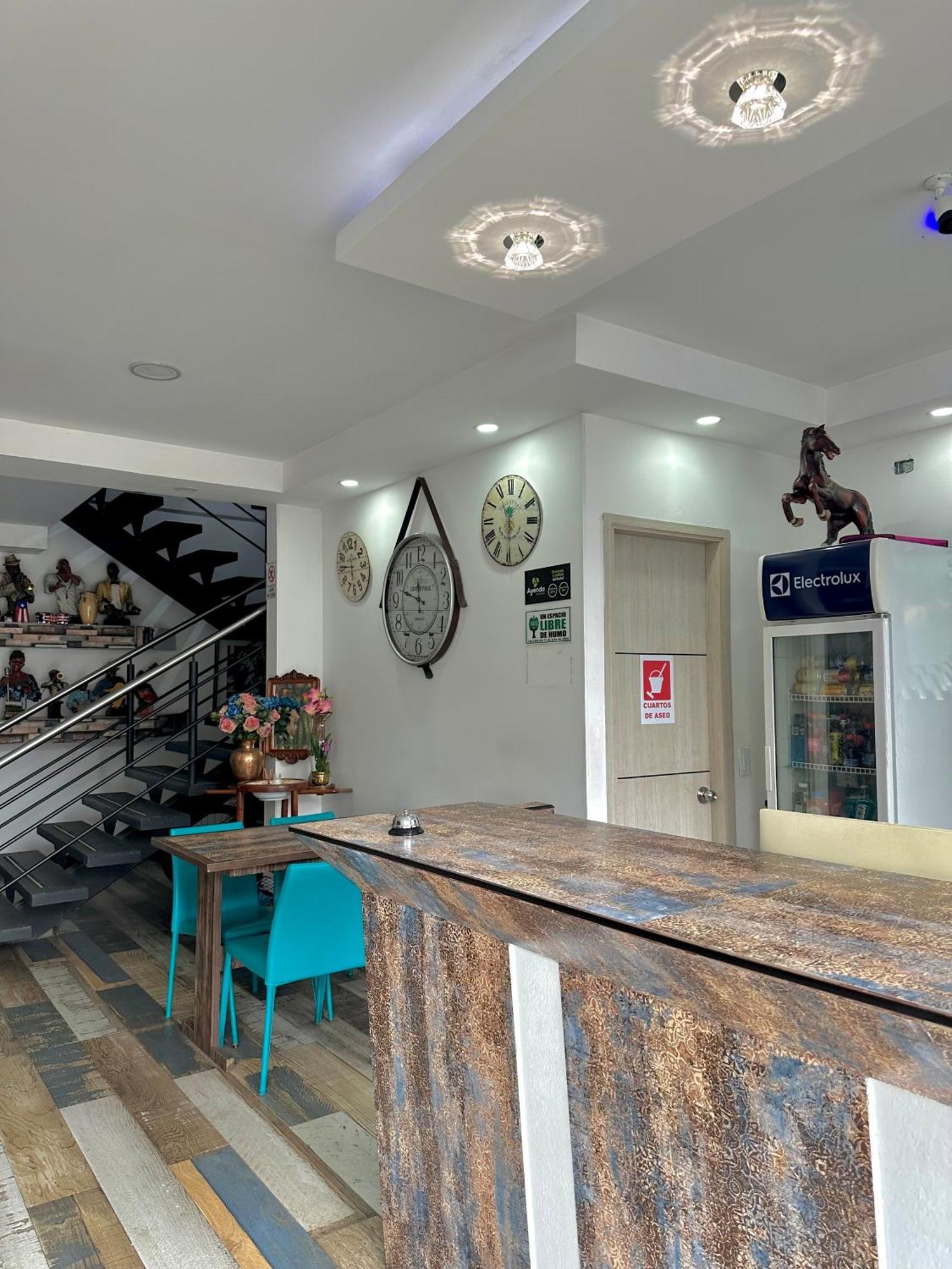 Hotel Los Maderos Кали Екстериор снимка