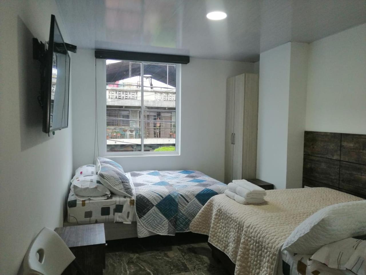 Hotel Los Maderos Кали Екстериор снимка